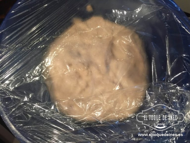 sacamos la masa y hacemos una bola, la echamos en un bol y dejamos reposar tapada hasta que casi doble su volumen (los panes con centeno no llegan a doblar completamente el volumen, más o menos el 75%).