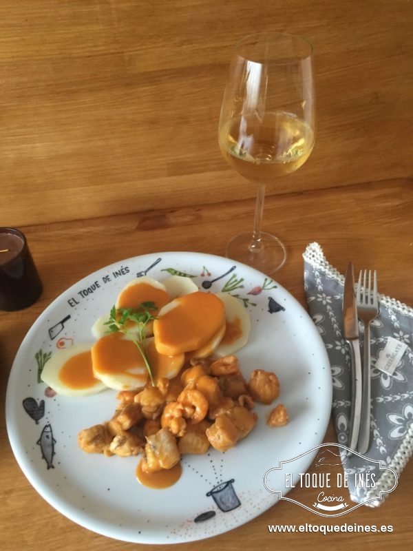 Servir caliente acompañado de las patatas y la salsa.