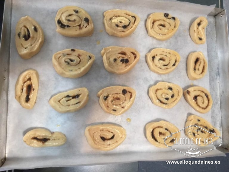Cortamos en rodajas como de un dedo de grosor y colocamos en la bandeja del horno sobre papel vegetal, pintamos con el huevo batido y dejamos reposar , yo los dejo una hora.