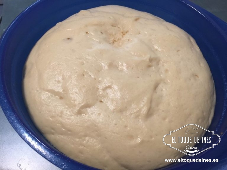Una vez que la masa ya está fermentada, ponemos a fundir la mantequilla del relleno en el microondas y mezclamos el resto de ingredientes en un tazón o bol pequeño.
