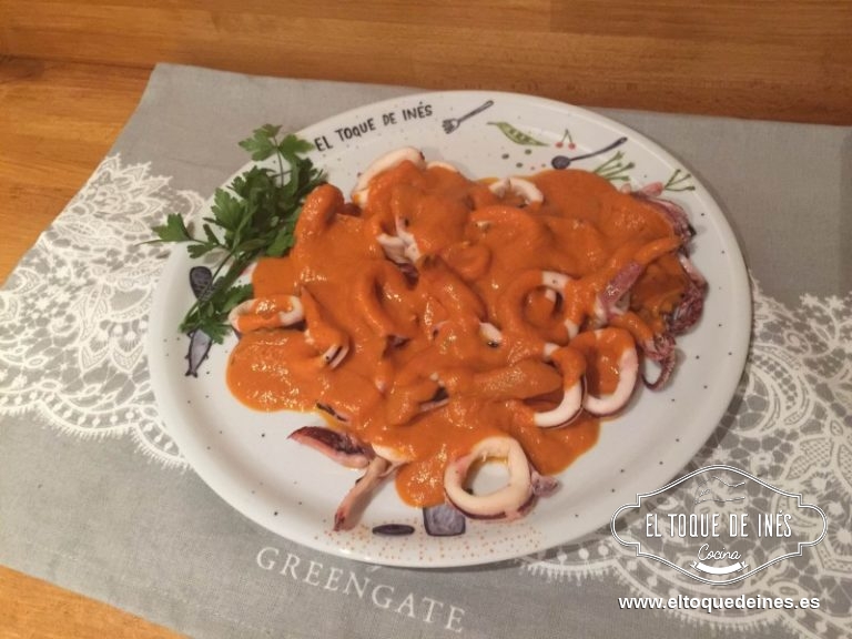 Servimos en una fuente o individual con la salsa por encima y acompañada de un arroz blanco por ejemplo.