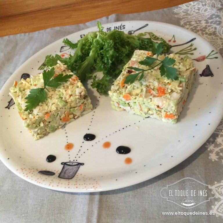Mezclamos la mezcla con todo lo reservado cuidadosamente y usamos un arillo de emplatar para presentar individualmente si preferís, y  decoráis con media nuez cada plato opcional.