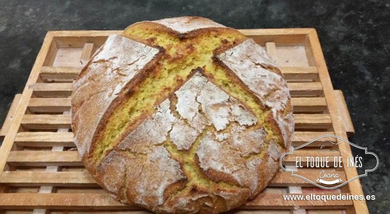 *** Ayer tarde una compañera y amiga Reyes Pérez que es buenísima haciendo panes hizo esta misma receta pero con masa madre y a la vista está de su foto, que ha quedado impresionante de bonito, de aspecto y también de sabor.
Os pongo los cambios que ella realizó :
135 g de masa madre y 450 g de agua; el agua muy caliente porque se la hecha a la harina de maíz y espera a que enfríe la mezcla antes de echársela al resto de ingredientes.
Después sigue los mismos pasos pero ella la coloca en un paño de lino dentro de un escurridor de verduras y simplemente luego la vuelca para hacerle los cortes y meter al horno.
Coloca en la base del horno una bandeja con agua para que genere vapor el horno.
Gracias Reyes por tu ayuda. ;-))
