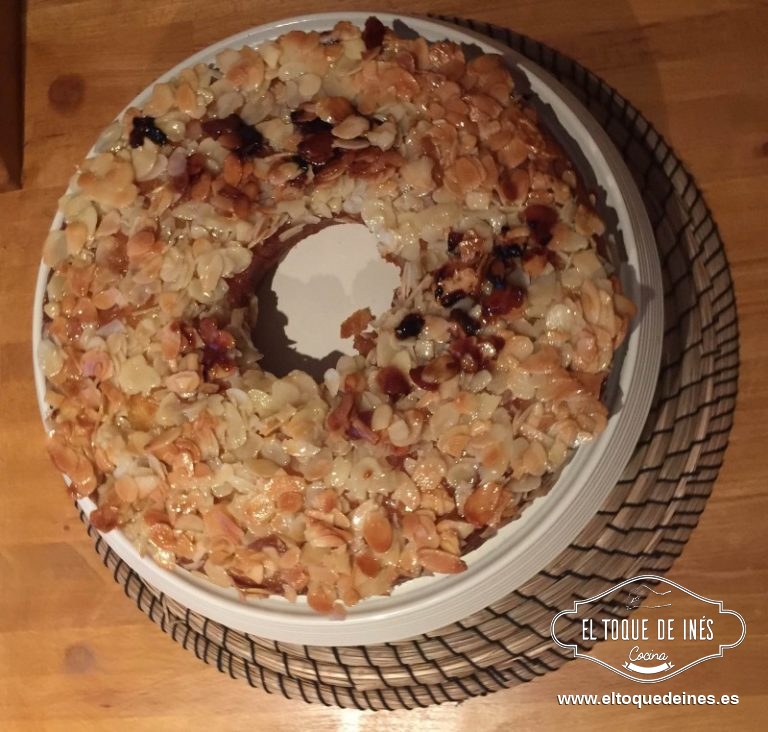 Desmoldamos el bizcocho, extendemos la cobertura toda por encima y volvemos meter al horno unos 10-15 min más a 180ºC.