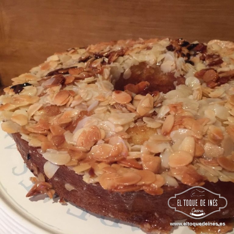 Dejaremos enfriar sobre una rejilla y si queréis le podéis espolvorear por encima azúcar glas una vez que esté completamente frío.