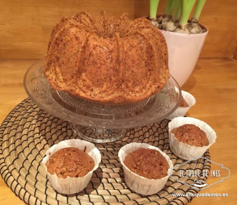 Dejar enfriar fuera del horno sobre una rejilla durante 10 min; pasado ese tiempo lo desmoldamos y dejamos enfriar.