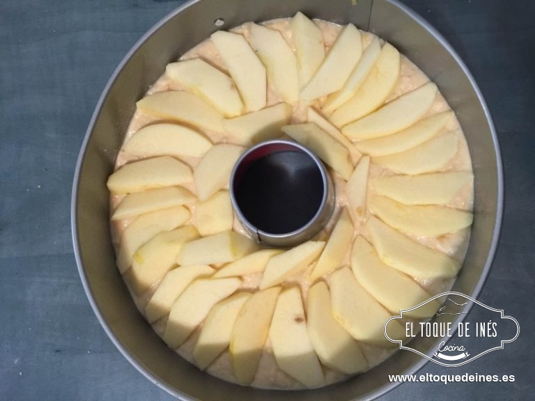 Vertemos la masa en el molde y decoramos con gajos de manzana finos.
