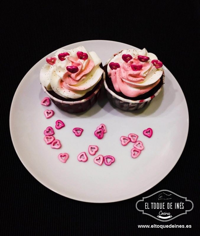 Decoramos con toppings de caramelo o de chocolate de corazones.