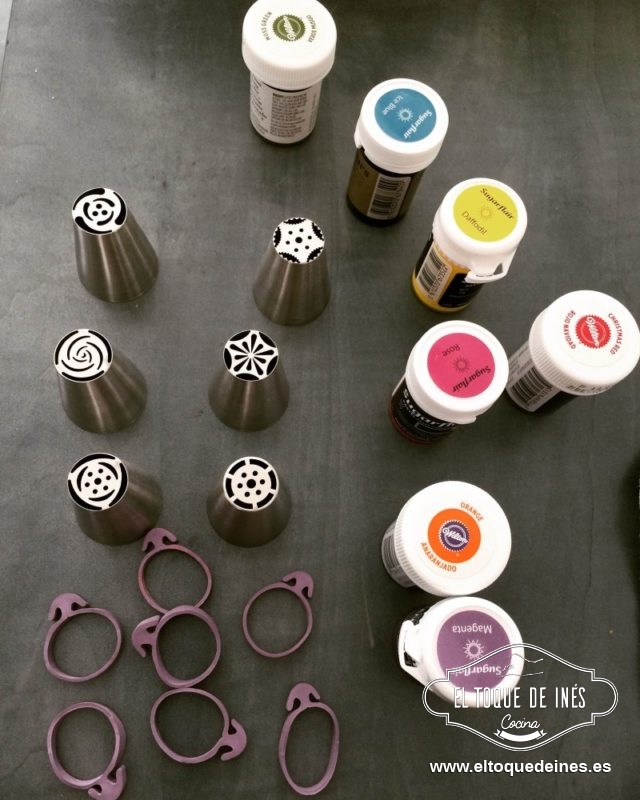 Si es en Thermomix : hacemos el azúcar glas: echamos el azúcar y moliendo 30 seg a vel 10. Lo reservamos.
Ponemos la mariposa en las cuchillas y echamos la mantequilla un poco derretida y batimos a 30 min/vel 4.
Programamos en vel 2 y vamos echando por el bocal el azúcar reservado y dejamos que se nos mezcle bien y coja consistencia.
