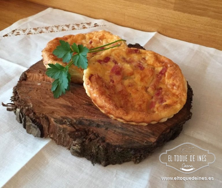 Repartimos la mezcla en las tartaletas,si queremos espolvoreamos por encima con queso rallado y metemos al horno durante 25-30 minutos a 180ºC con calor arriba y abajo.