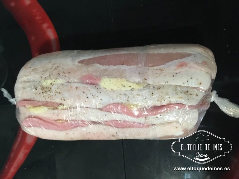 Extendemos el film transparente sobre el mesado y colocamos el lomo encima y lo apretamos bien ayudados con el film.