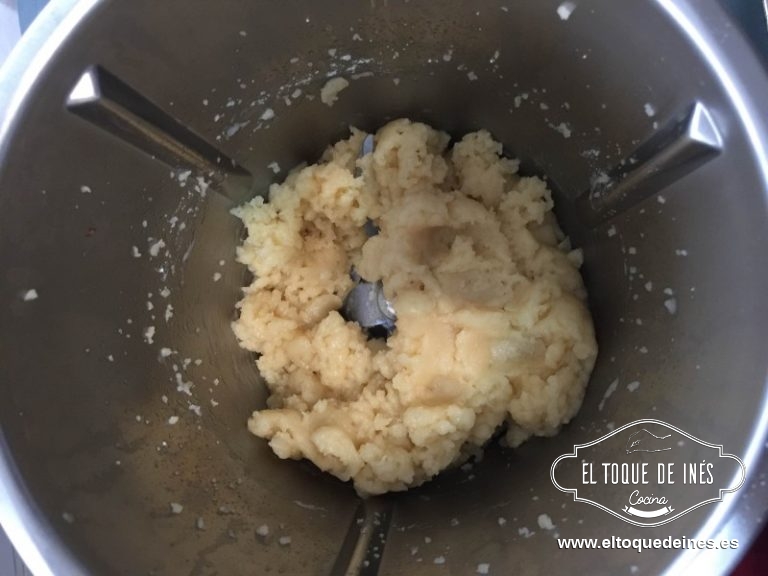 Añadimos de golpe la harina y mezclamos 15 se/ vel 4.
Dejamos enfriar un poco.