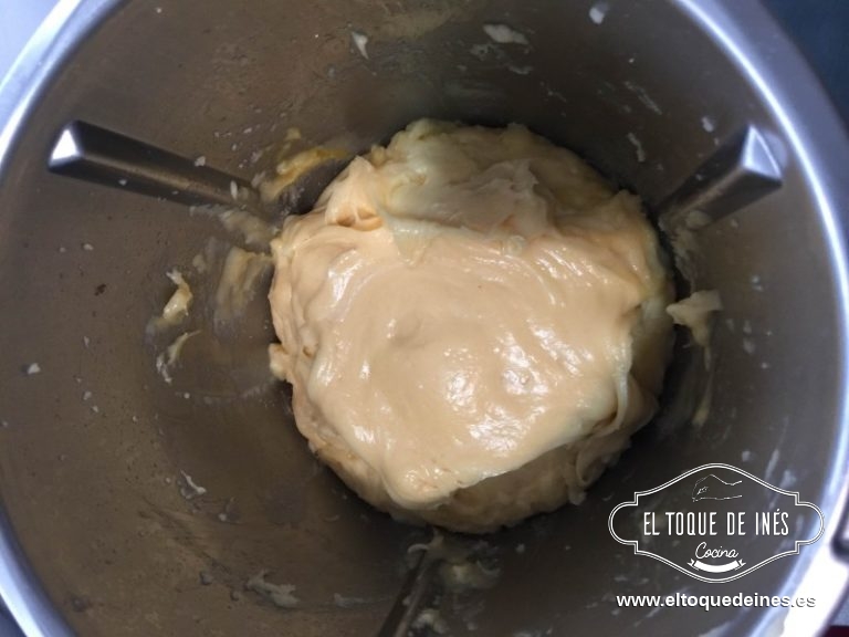 Encendemos el Thermomix, ponemos vel 4 y vamos echando por el bocal los huevos uno a uno, esperando a que se integren bien y quede una masa homogénea.