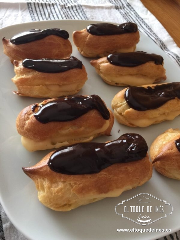 Y ya solo nos queda rellenar nuestra masa, la abrimos por un lateral y rellenamos con la crema pastelera,verter un poco de cobertura por encima.