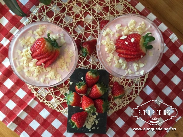 Decoramos con unas fresas frescas y si queréis chocolate blanco en virutas  y listo para servir.