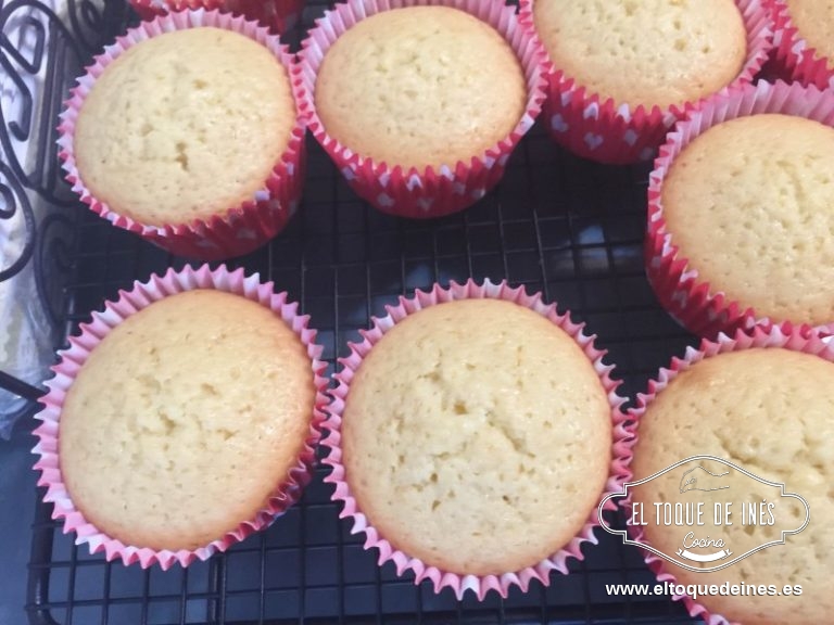 Horneamos unos 22-24 minutos hasta que salga limpio un palillo o brocheta al pincharlos.