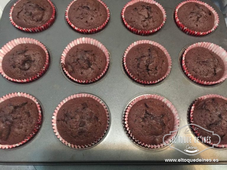 Rellenamos las cápsulas y al horno durante 20-22 min, no tienen que estar hechos en exceso, sino quedarán muy secos. Si sale alguna miguita cuando pinchemos con una brocheta estarán perfectos.