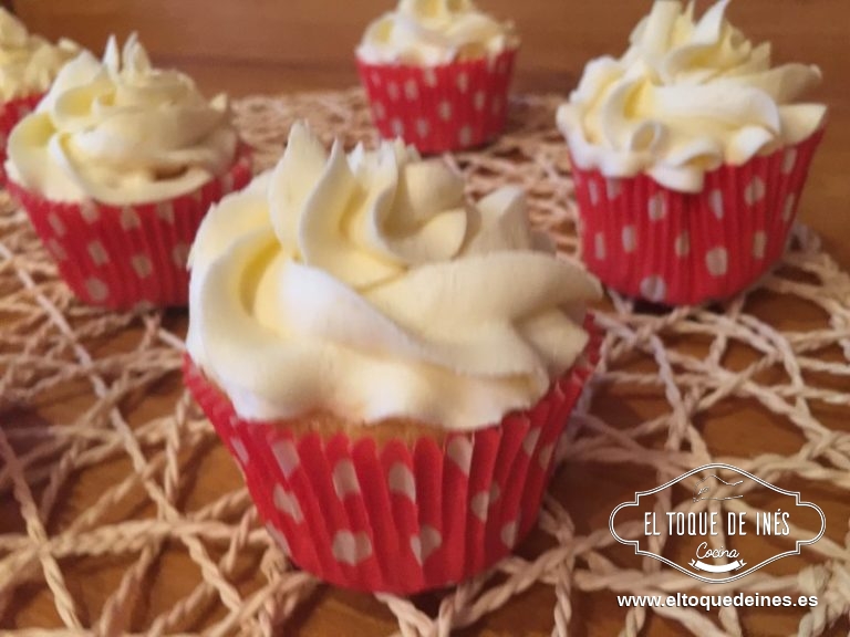 Rellenamos una manga pastelera con la boquilla que más nos guste, yo usé la 2D de wilton comenzando a echar la crema por el exterior hacia el interior para hacer un poco de copa.