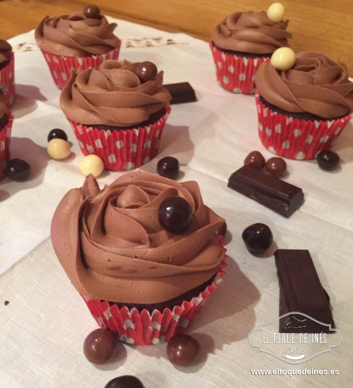 Echamos en una manga pastelera con una boquilla que nosotros elijamos; en mi caso es la 2D de Wilton; desde dentro hacia afuera vais dejando caer la cobertura a la vez que giráis y os quedará perfecto (yo miré en internet un video de como hacer rosas en cupcakes y ya veréis como es muy fácil).