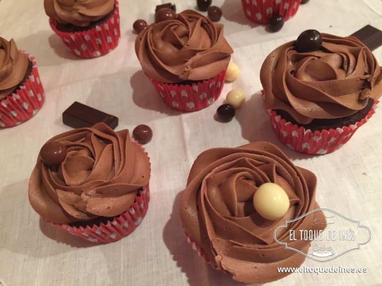 Decoráis con lo que queráis, yo les puse bolitas de chocolate de cacahuete y listos para disfrutar!