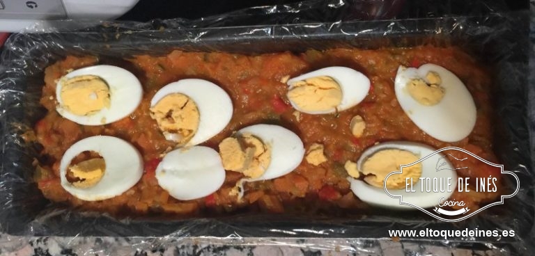 Colocamos en la base tres rebanadas de pan de molde, encima el pisto; sobre el pisto colocamos rodajas del huevo que hemos cocido.