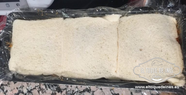 Tapamos de nuevo con pan de molde, encima pisto y el resto de huevo y finalizamos con las rebanadas que nos quedan.