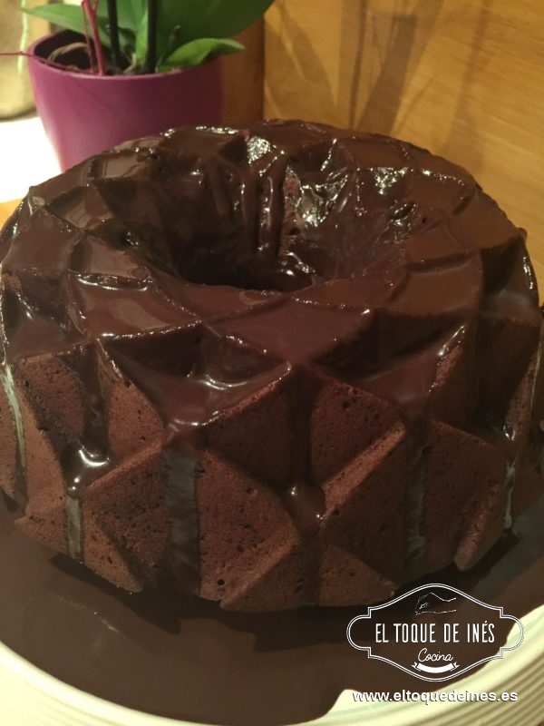Fundimos el chocolate junto con la leche o nata en el microondas y una vez estés listo vertemos por encima del Bundt.