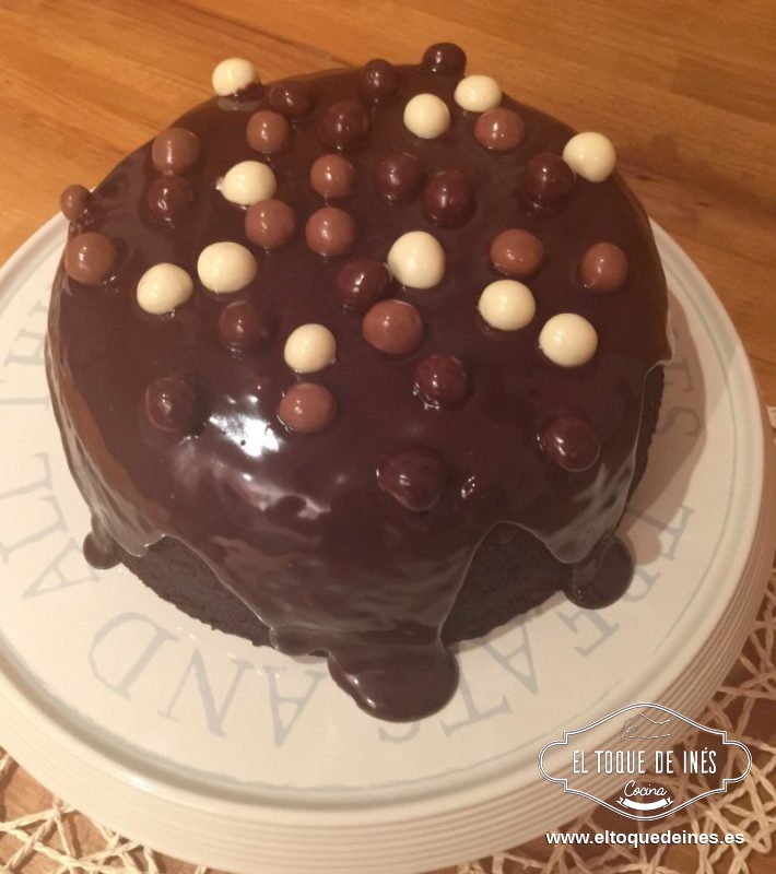 Preparamos la cobertura como otras veces, calentamos la nata y una vez caliente vertemos sobre el chocolate que tendremos en un bol, removemos para que se nos funda todo bien y una vez homogéneo echamos la mantequilla y no dejamos de remover.