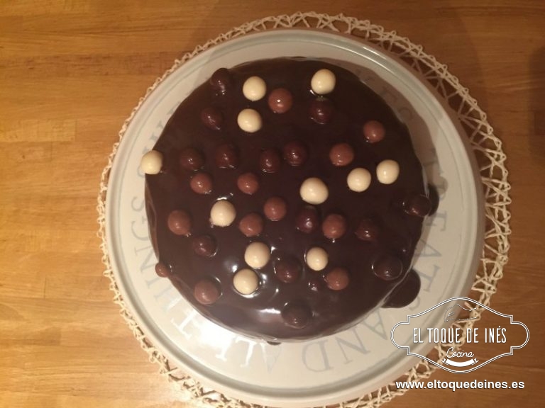 Vertemos por encima del bizcocho que tenemos ya frío y decoramos con lo que más nos guste.