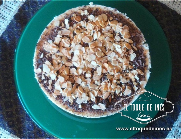 En el momento de servirla la decoraremos con las almendras y las virutas de chocolate.