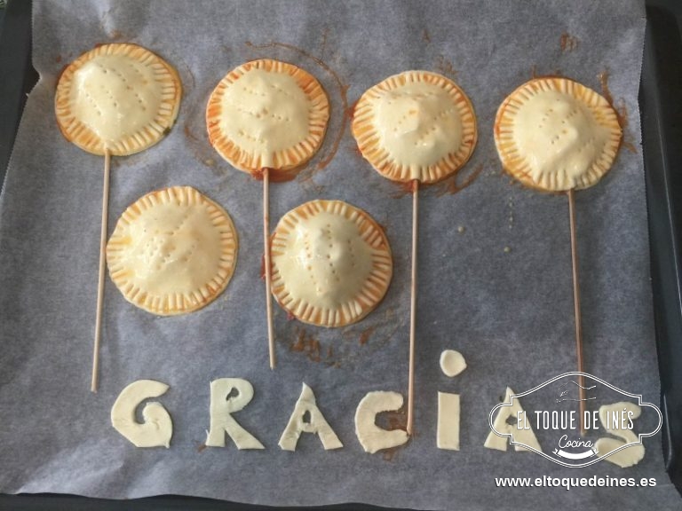 Tapar con el otro circulo y con ayuda de un tenedor cerramos las piruletas para que no se salga el relleno.