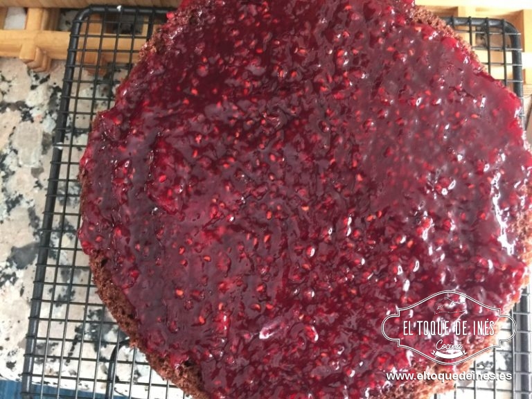 Mejor es que montemos la tarta sobre una rejilla para que cuando vertamos la cobertura se caiga sobre una bandeja ya que lo sobrante se filtrará por la rejilla; y este es el momento de cubrir toda nuestra tarta con la cobertura.