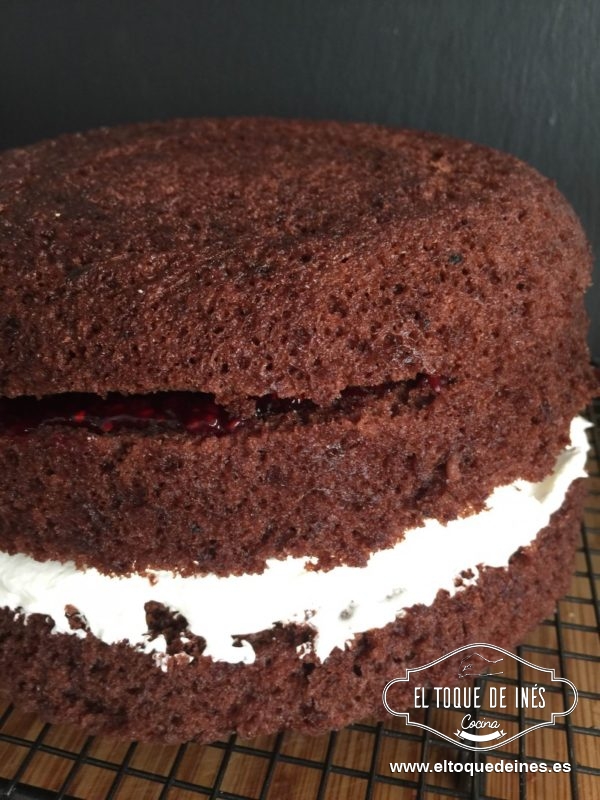 Pondremos encima la decoración que queramos , yo usé decoración de Pascua porque estamos casi en ello ahora mismo y ya sabéis que el chocolate del Lidl es buenísimo.