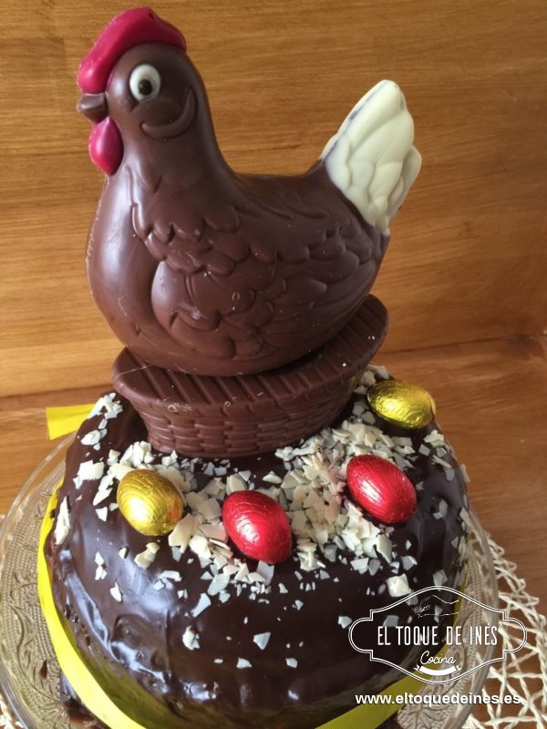 La metemos en la nevera hasta la hora de comérnosla, como una 1/2 h antes la retiramos.