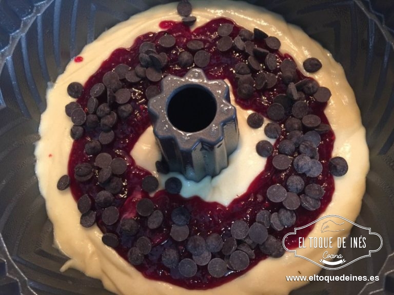 Repartimos las pepitas de chocolate por encima de la mermelada.