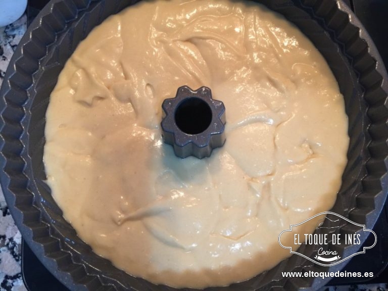 Echamos el resto de la masa por encima; damos unos golpecillos sobre el mesado para que asiente y desparezcan las posibles burbujas.