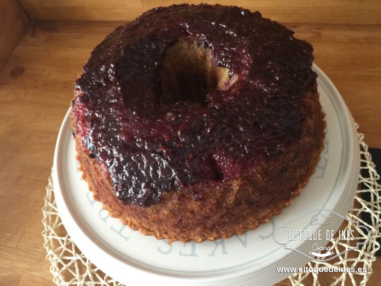 Pinchamos antes de sacar del horno para comprobar que esté bien cocinado; dejar enfriar sobre una rejilla durante 10 minutos y desmoldamos.