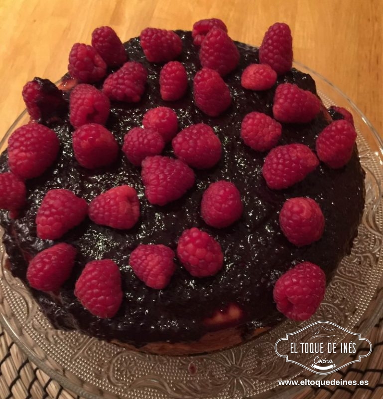 La dejamos al menos 2-3 h en la nevera antes de echar la mermelada de moras y servir.