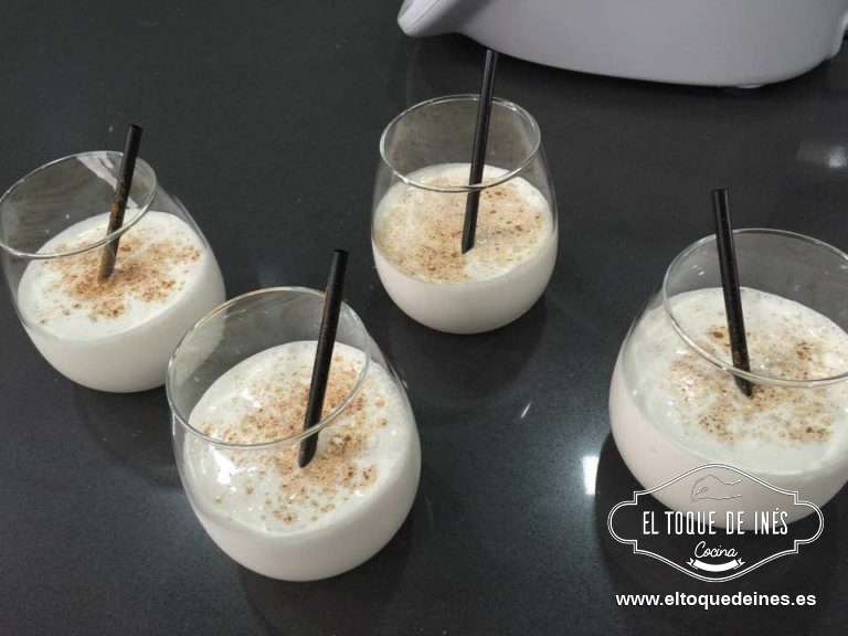 Repartir en copas o vasos y espolvorear con canela en polvo.