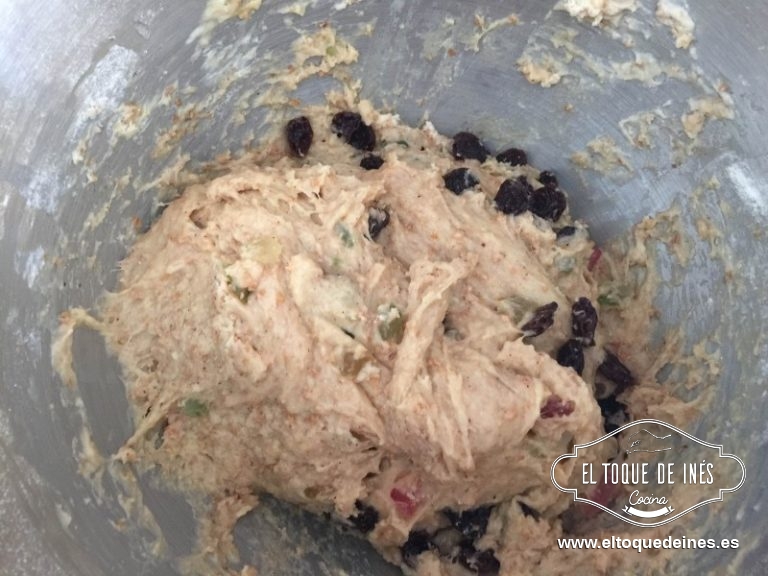 Agregamos las pasas y las frutas confitadas y al menos amasamos 5 minutos, dejamos reposar un par de minutos y volvemos a amasar otros 3-4 minutos.
Si os parece que la masa está muy pegajosa podéis añadirle una cucharada más de harina y vais viendo si queda más manejable.