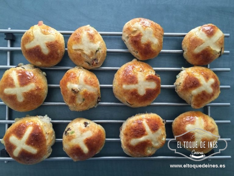 Horneamos los bollitos unos 15 minutos, que estén doraditos y los sacamos a enfriar a una rejilla.
Mientras están en el horno preparamos el glaseado calentando la leche con el azúcar y pincelamos con cuidado una vez salgan del horno.