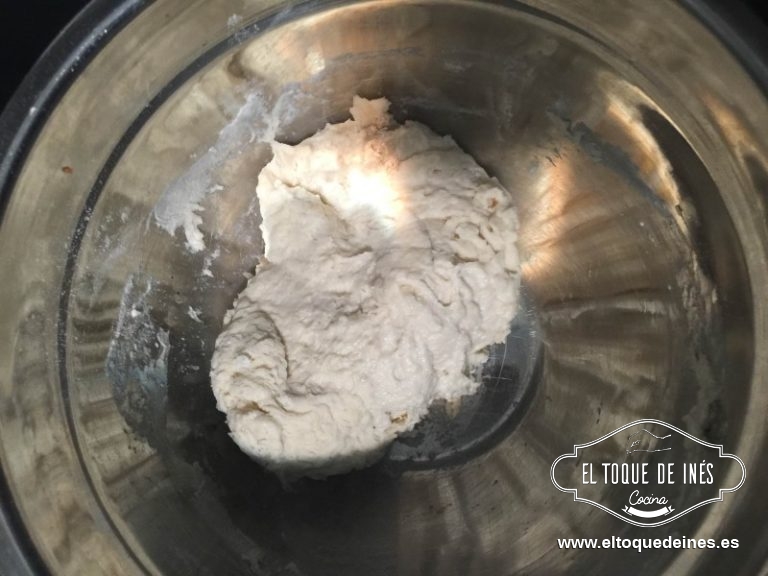 El día anterior mezclando los ingredientes del prefermento y dejamos reposar.