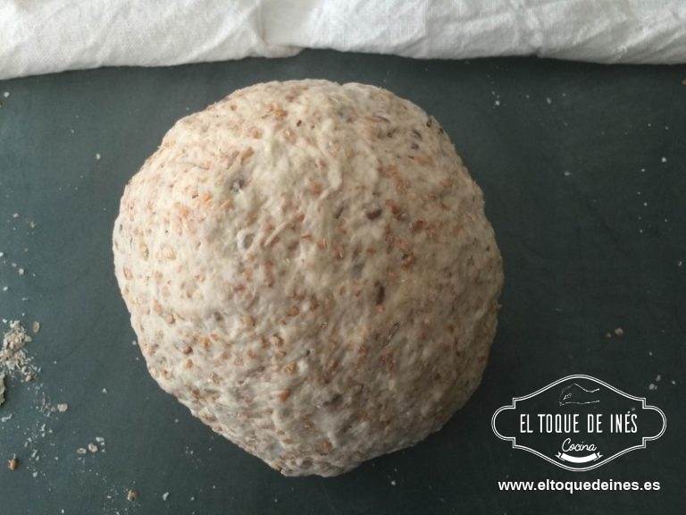 En un bol o en un robot o amasadora echamos el prefermento y todos los demás ingredientes y mezclamos bien; luego o amasamos con el robot a espacios cortos de 2-3 min o sobre una encimara amasamos y boleamos y dejamos reposar la masa 15 minutos tapada con un paño.