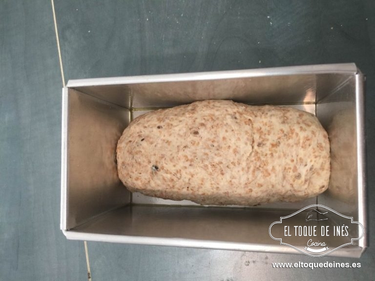 Pasado ese tiempo la aplastamos con las manos , le damos forma rectangular y la pasamos a nuestro molde aceitado y dejamos que repose hasta que doble su volumen o algo más en un lugar templado y tapada con un paño.