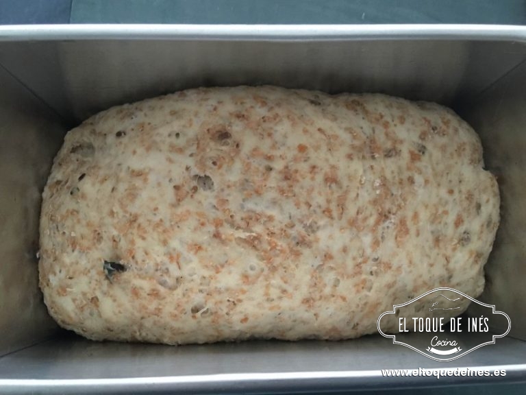 Una vez pasado el tiempo de leudado tapamos el molde (si es con tapa) y en el horno precalentado a 200º con calor arriba y abajo horneamos durante 30-40 minutos. Depende de cada horno,comprobáis que está y sino le dais 5 minutos más.