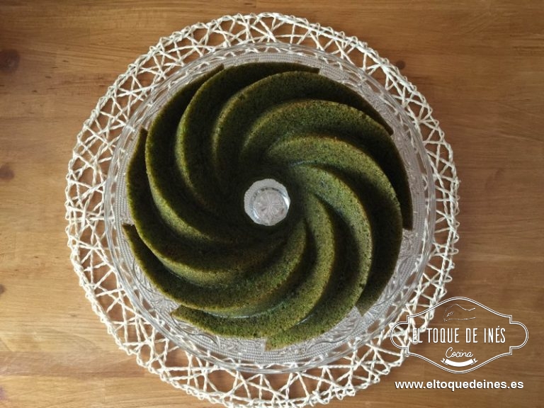 Preparamos la cobertura echando el queso en el bol de la batidora o robot y lo batimos un par de minutos.