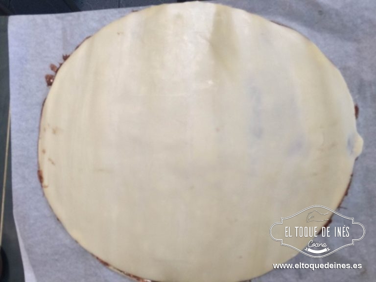 Ponemos encima la otra lámina y la aplastamos un poco para que se pegue bien.