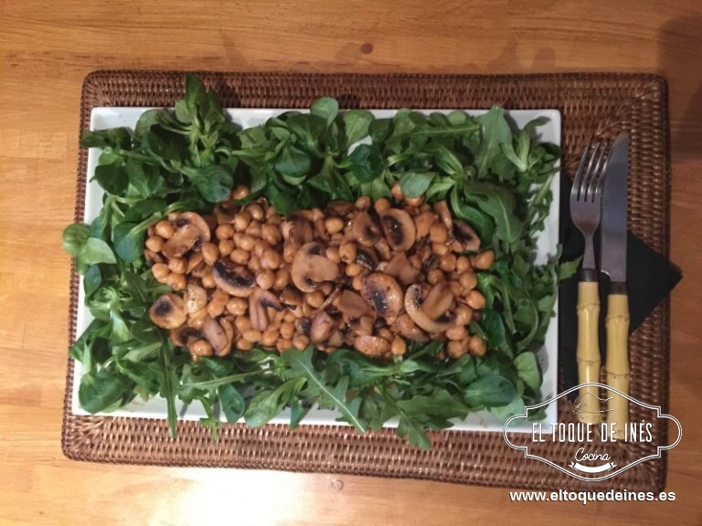 Servimos en una fuente junto con la rúcula algo mezclado y si queremos le podemos echar unas gotitas de limón.