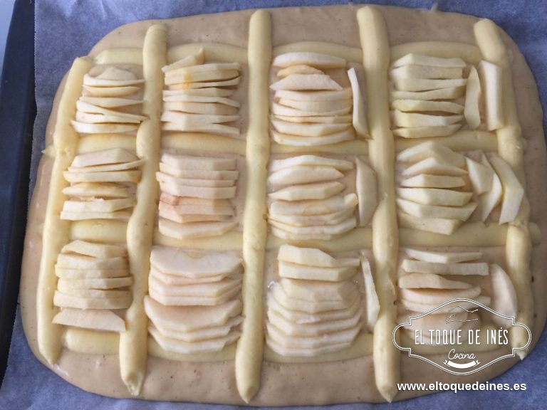 Sobre la superficie repartimos la crema pastelera ,en forma de rejilla y repartimos la manzana por los huecos que nos quedan.