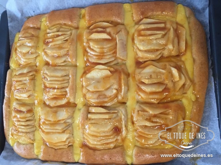 Una vez horneada, pincelamos mientras está caliente con la mermelada de albaricoque o melocotón.